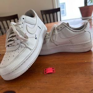 Air Force 1 ‘07 Essential Summit White Solar Red